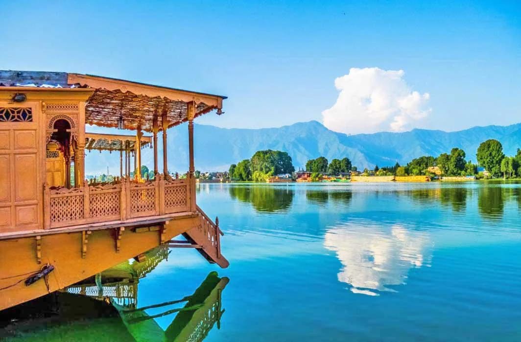 Traditional Kashmiri Boat Building: Crafting Shikaras and Houseboats